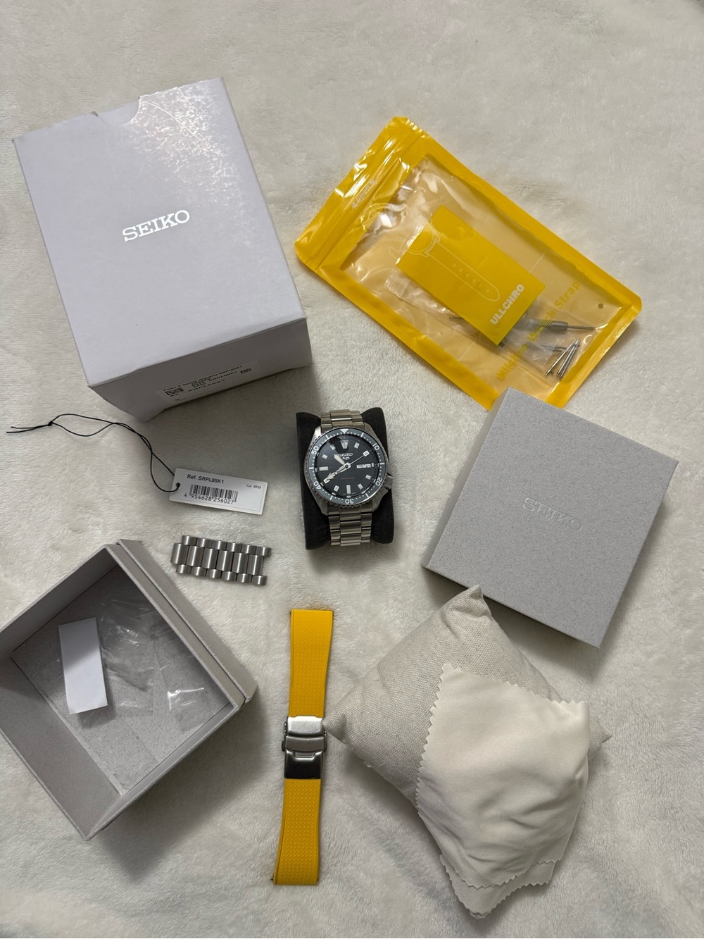 Seiko Men's Black Dial Diver Watch with aditional yellow strap